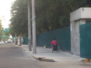 Usted se mueve en silla de ruedas, le toca sortear obstáculos urbanos, le salva su cuerpo atlético, su forma magistral de asumirse en un espacio que no le consideró, le falló la ciudad, pero usted se abre camino, usted es peatón. 